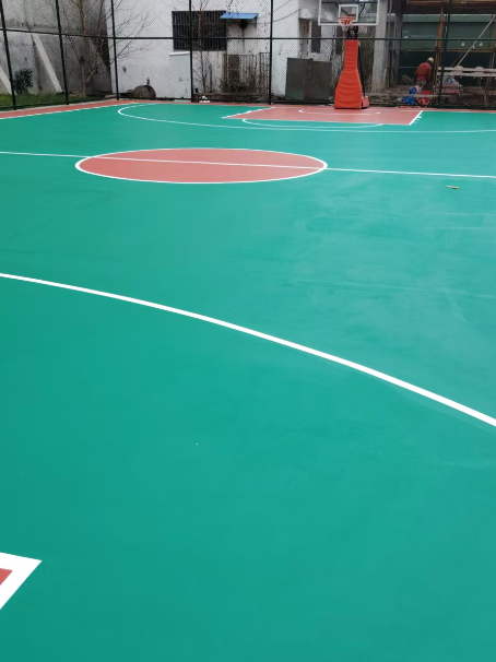 乌拉特前 球场长期使用易出现地面开裂